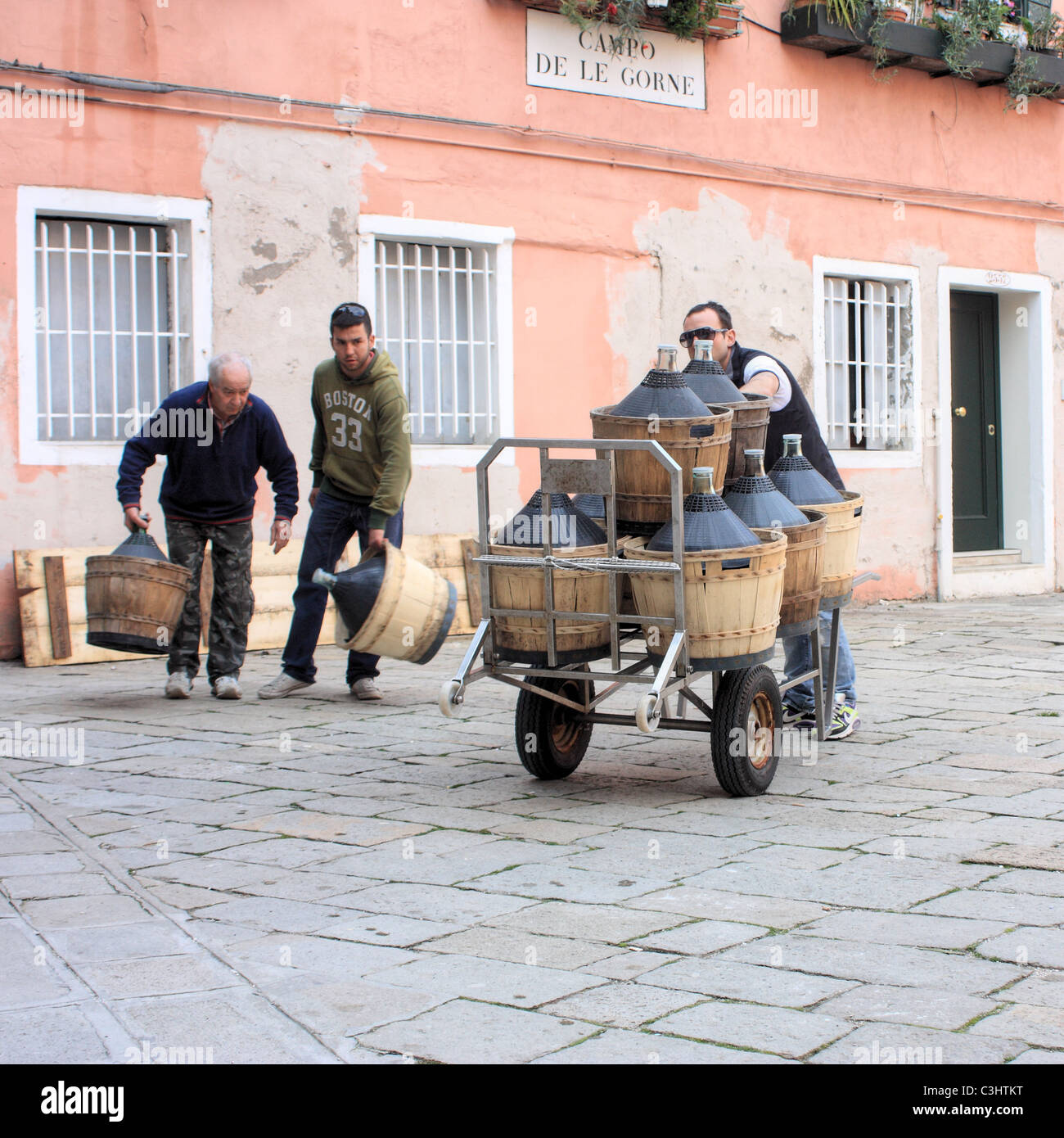 Livraison de vin, le Campo de Gorne, Venise, Italie Banque D'Images