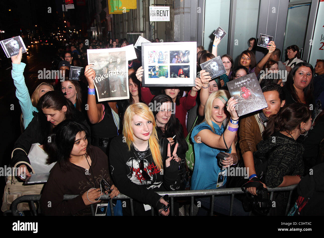 Fans de Tokio Hotel signer des copies de leur nouveau CD 'Humanoid' chez Best Buy New York City, USA - 20.10.09 Banque D'Images