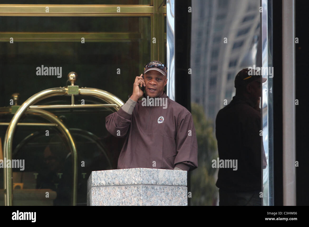 Darryl Strawberry parle sur son téléphone mobile à l'extérieur de son hotel New York City, USA - 20.10.09 Banque D'Images