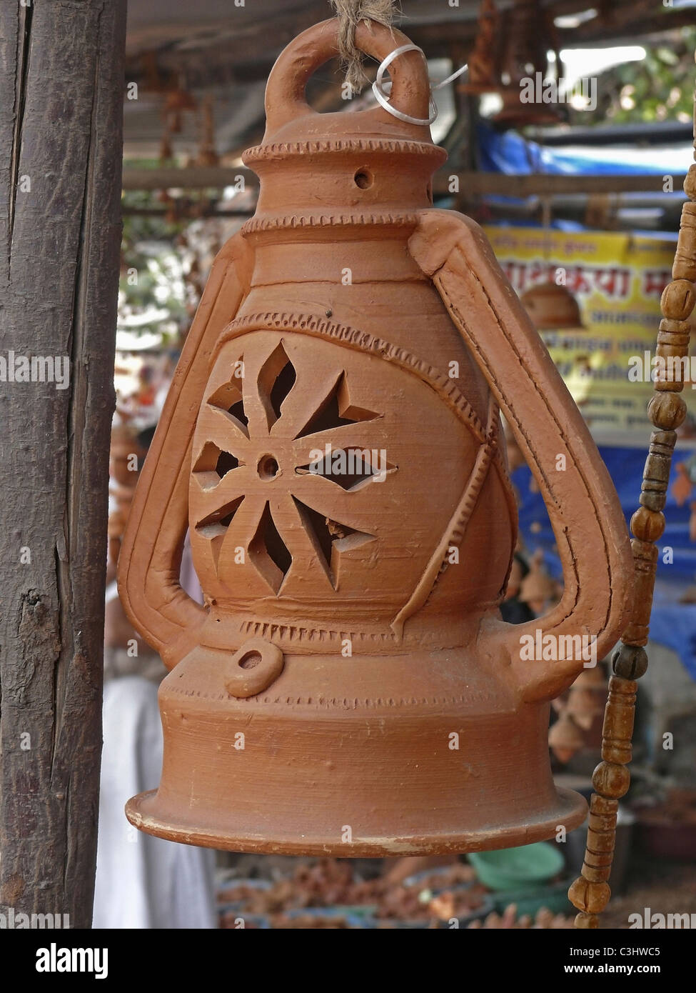 Articles en terre cuite affichée à la place de marché, Pune, Maharashtra, Inde Banque D'Images