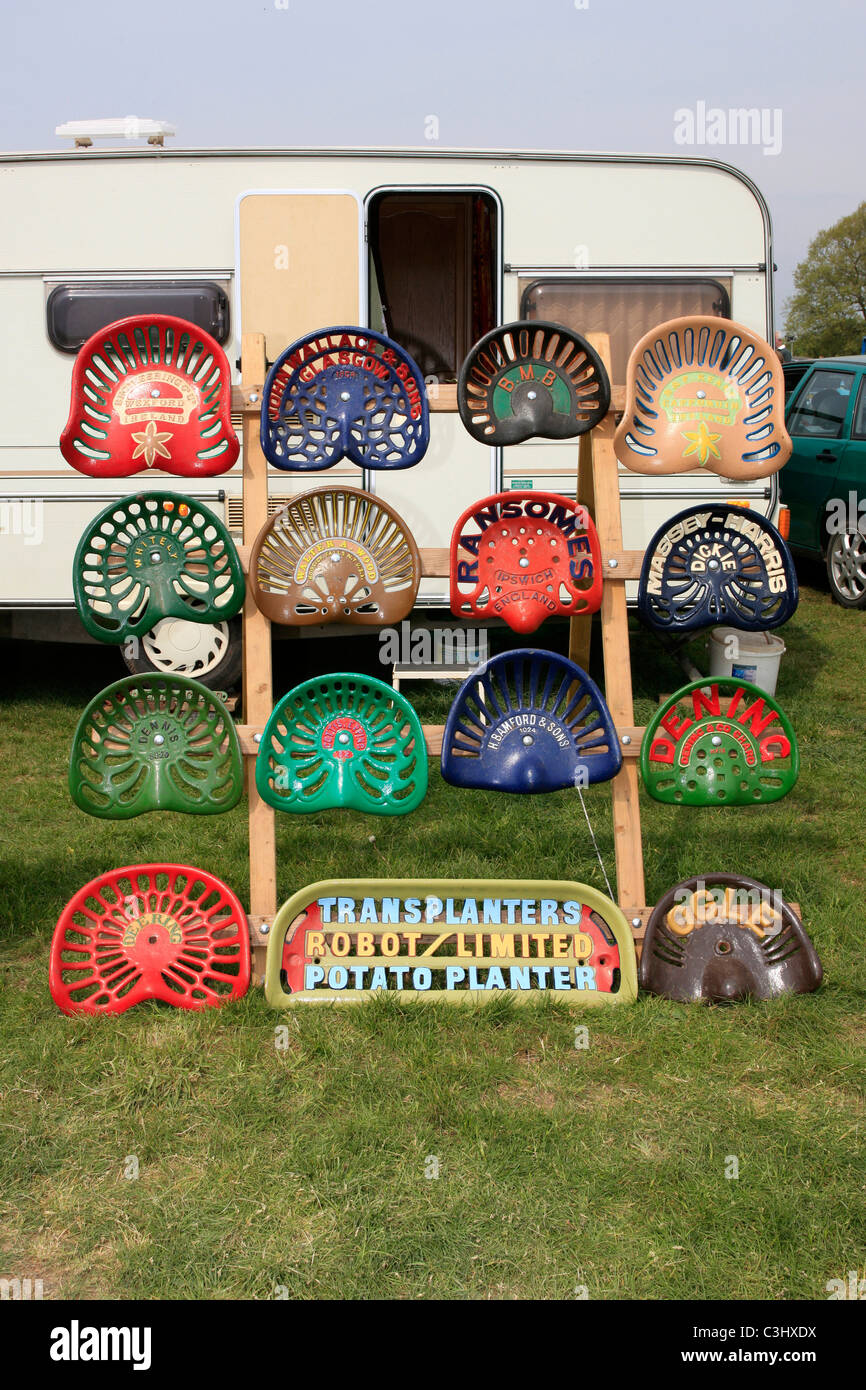 Une collection de vieux tracteur agricole sièges maintenant disponible en décoration intérieure Banque D'Images