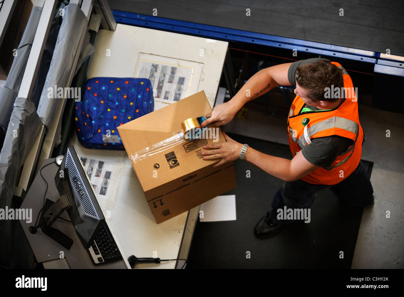 Le détaillant en ligne Amazon's Centre de distribution à Swansea, Pays de Galles du Sud. L 'emballage sortants' domaine dans lequel les clients commandes sont Banque D'Images