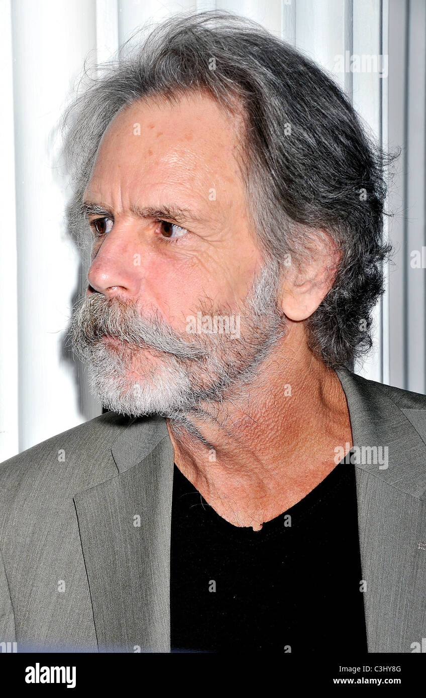 Bob Weir assiste à une réception de collecte de fonds à l'appui de la nouvelle exposition "Le Grateful Dead : Now Playing' à la New-York Banque D'Images