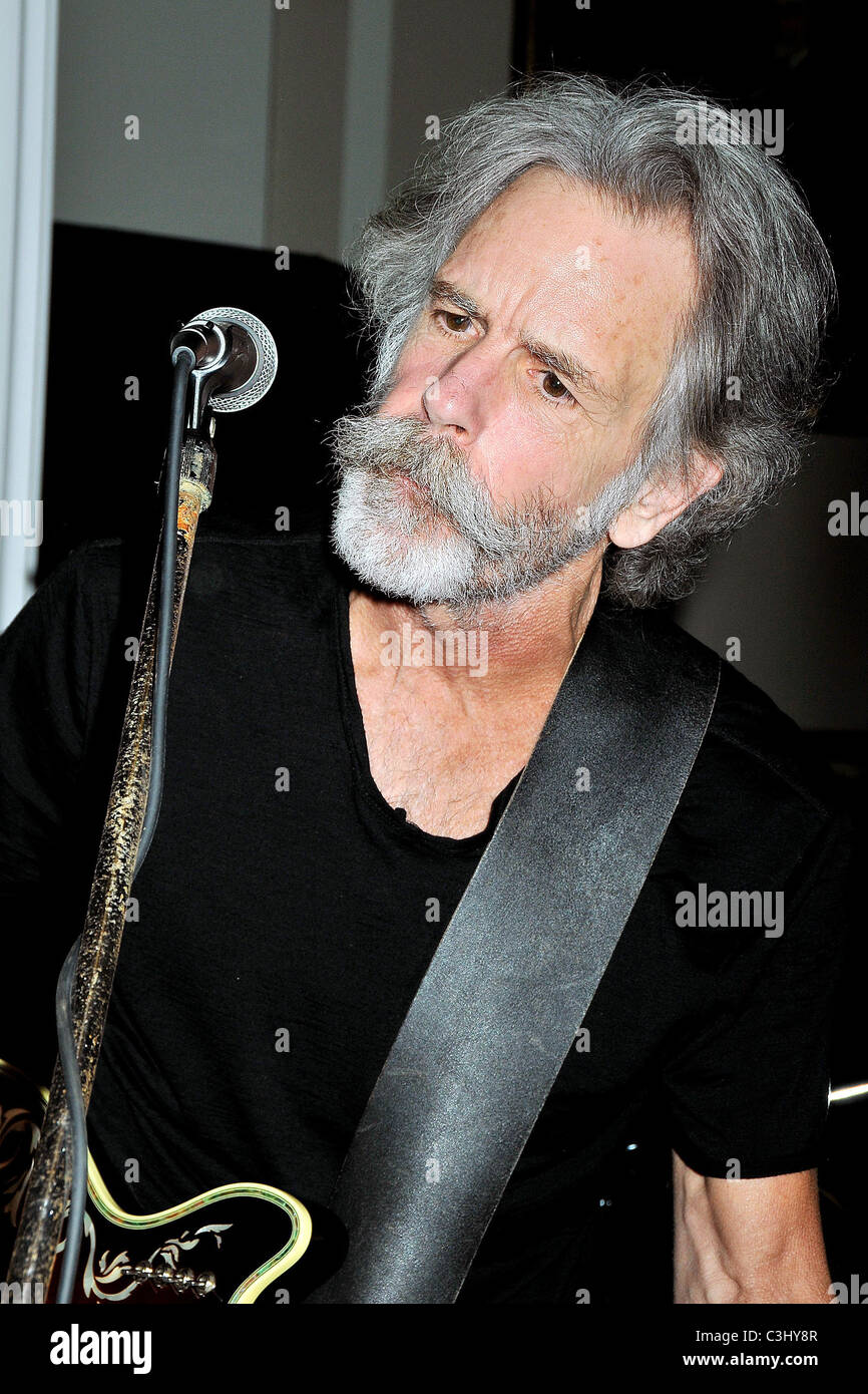 Bob Weir assiste à une réception de collecte de fonds à l'appui de la nouvelle exposition "Le Grateful Dead : Now Playing' à la New-York Banque D'Images
