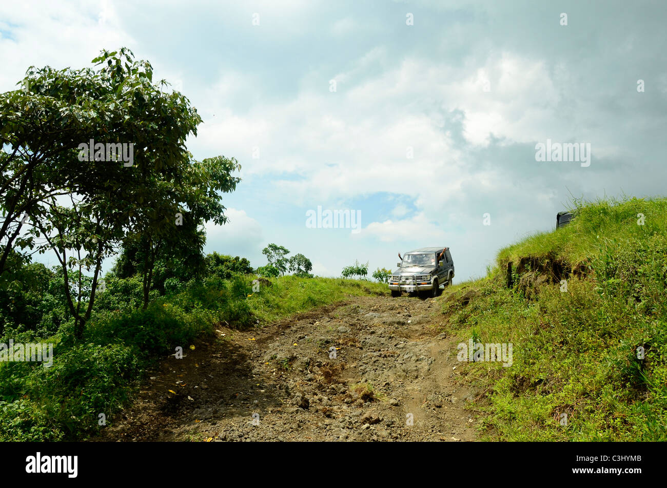 Mauvaise route dans le Parc National des Virunga, l'est de la République démocratique du Congo, Afrique centrale dans la vallée du Grand Rift. Banque D'Images