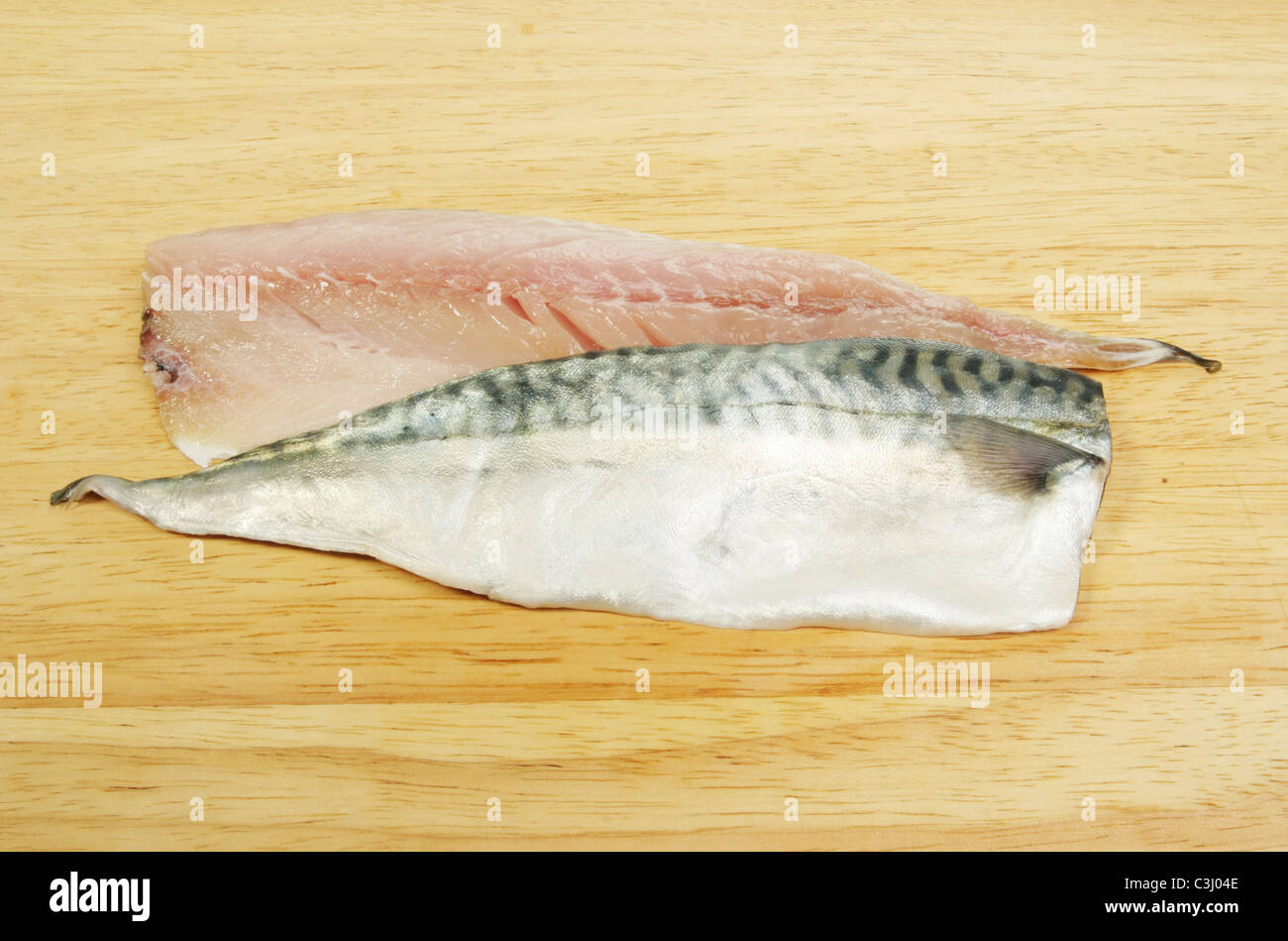 Le maquereau frais filets de poisson sur une planche en bois Banque D'Images