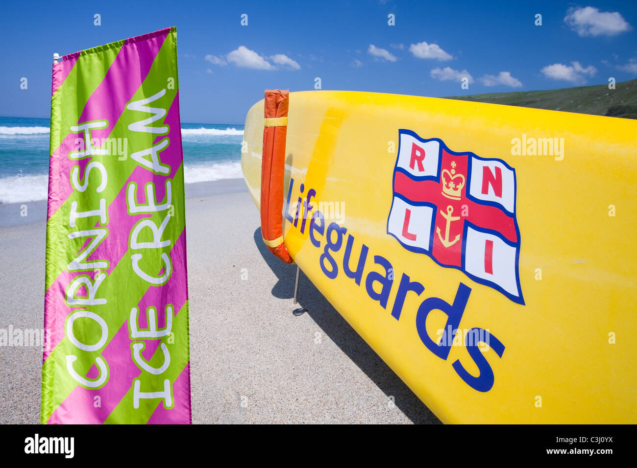 Une planche de surf de sauveteurs sur la plage de Porth Nanven cove à Cornwall, UK Banque D'Images