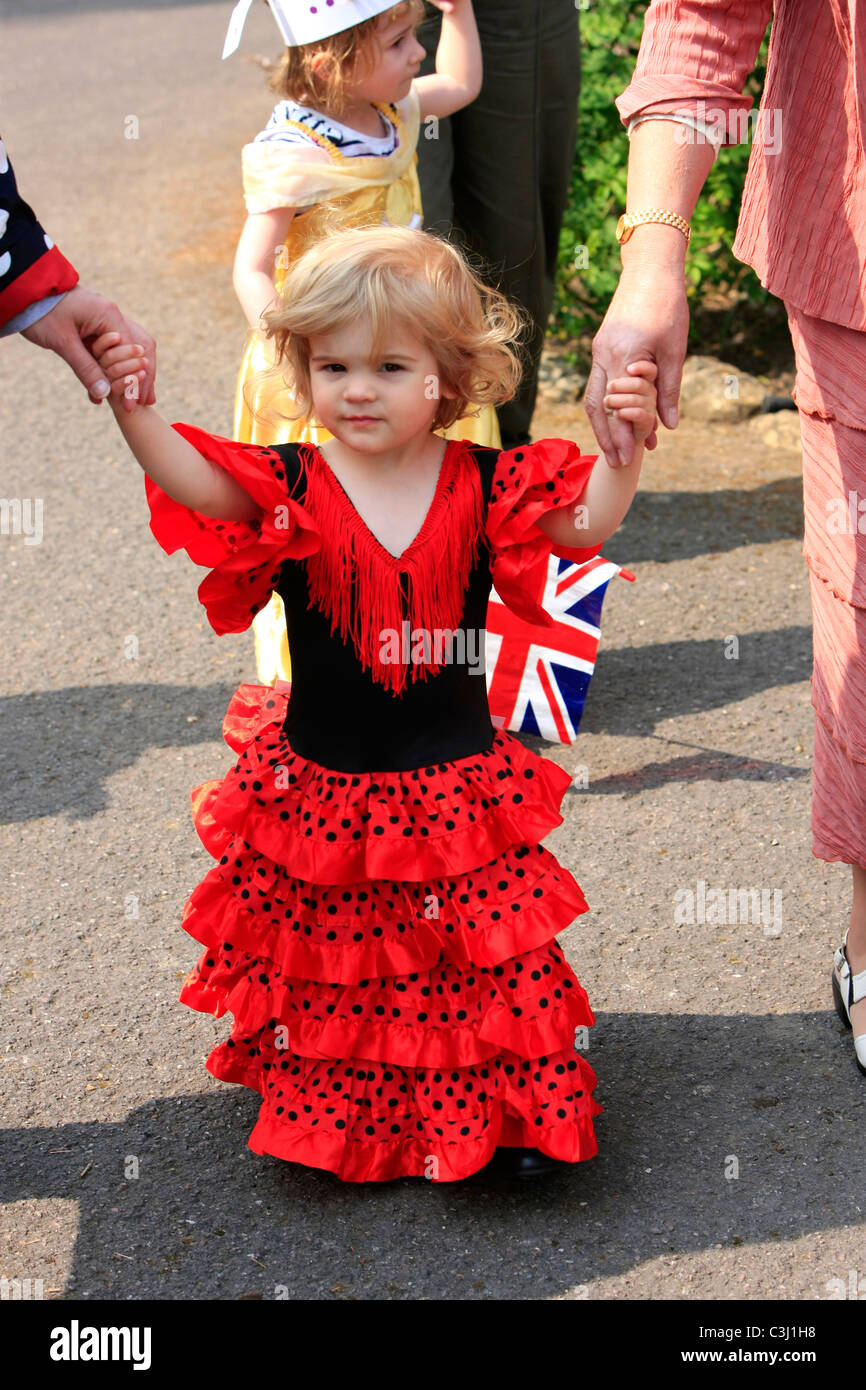Jeune fille de l'école pré-habillé dans son espagnol robe pour le Royal  Wedding party in the park Photo Stock - Alamy