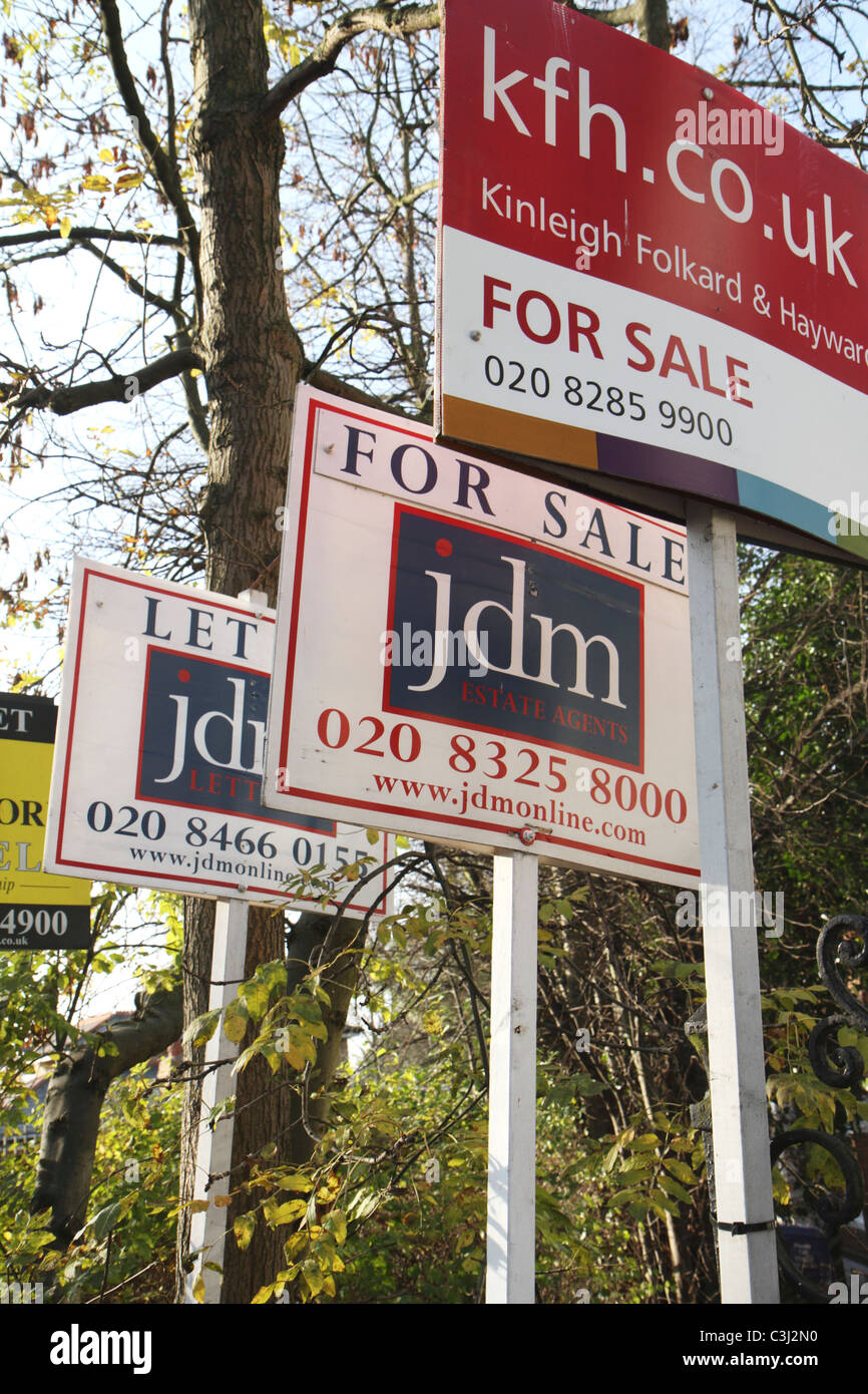 Panneaux de propriété de l'agent immobilier Banque D'Images Panneaux de propriété de l'agent immobilier Banque D'Images