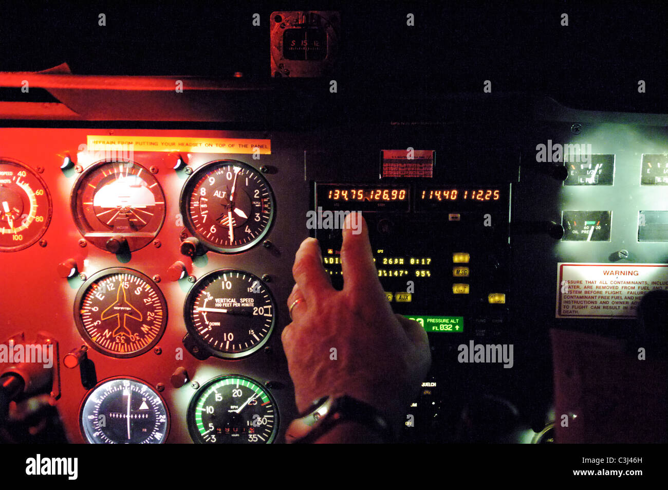 Instruments de vol de bord pendant un vol de nuit à bord d'un Cessna 172. L'évolution de la fréquence radio pilote. Banque D'Images Instruments de vol de bord pendant un vol de nuit à bord d'un Cessna 172. L'évolution de la fréquence radio pilote. Banque D'Images