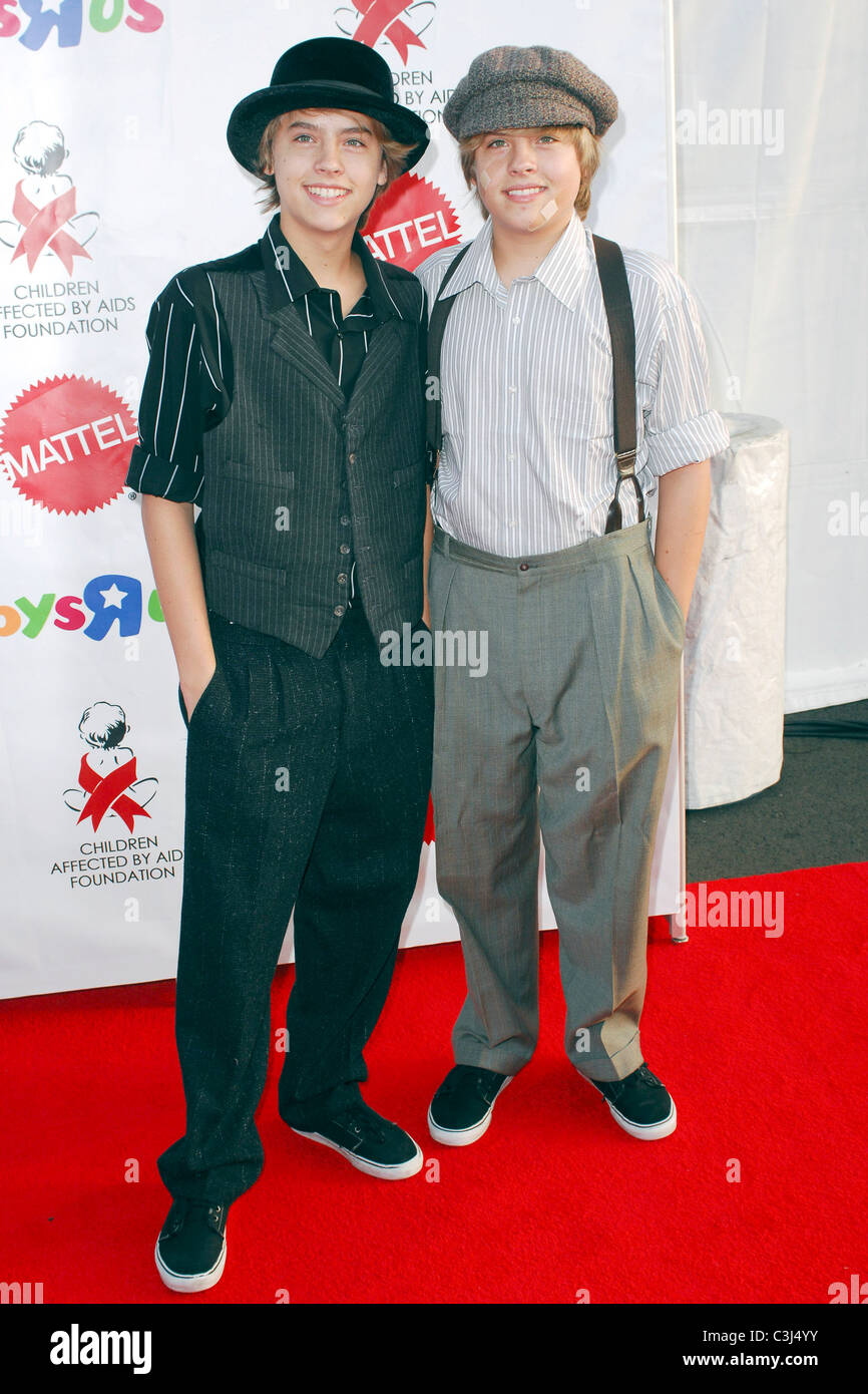 Dylan et Cole Sprouse occupe les enfants touchés par le sida 16e Congrès annuel de fondations Dream Halloween à Barker Hanger Santa Banque D'Images