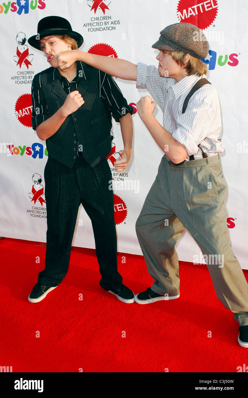 Dylan et Cole Sprouse occupe les enfants touchés par le sida 16e Congrès annuel de fondations Dream Halloween à Barker Hanger Santa Banque D'Images