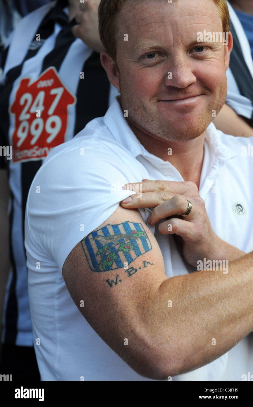 Supporter de football montrant son badge club tattoo Banque D'Images