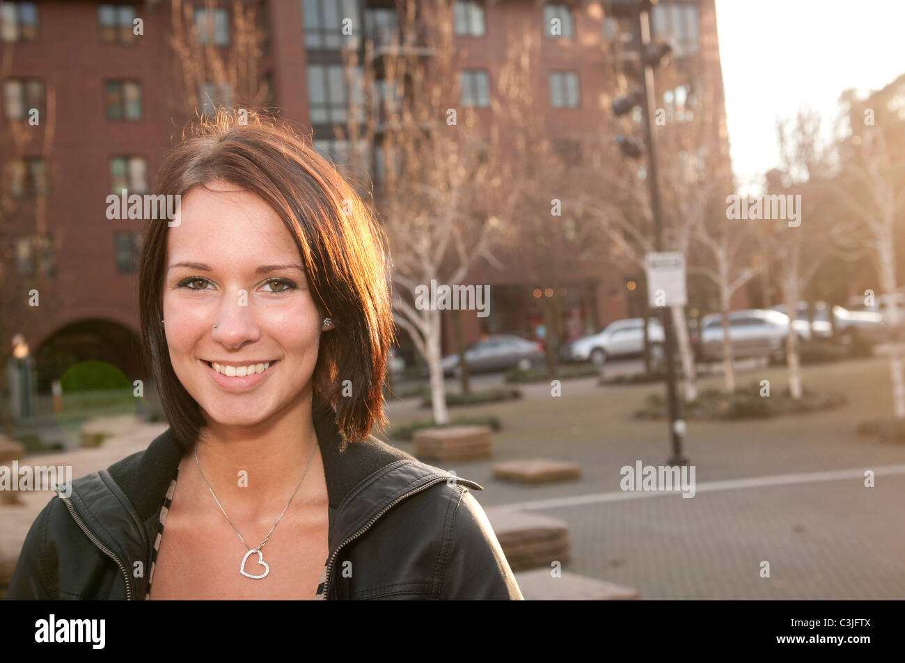 Portrait of smiling young woman outdoors Banque D'Images