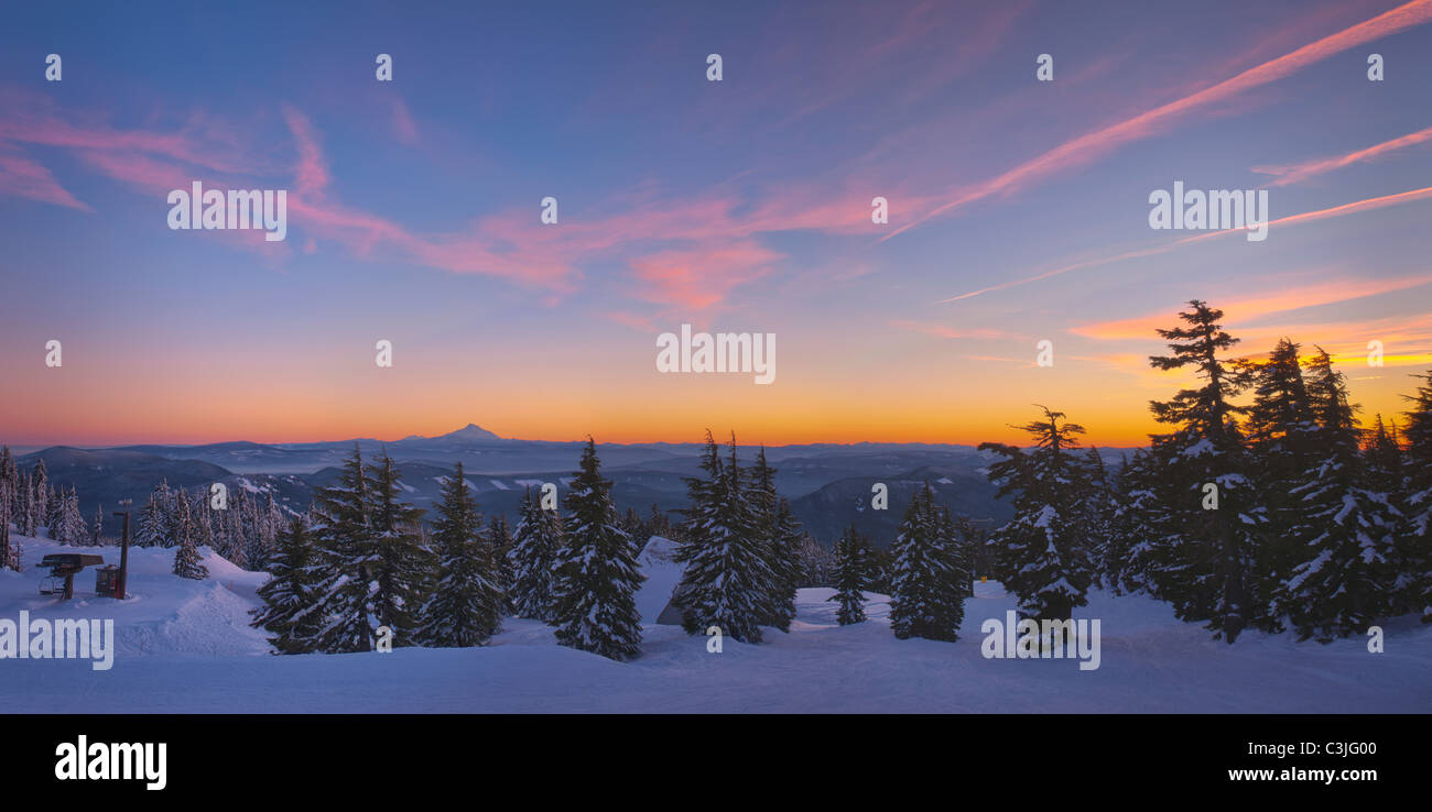 Champ couvert de neige avec Mount Jefferson en arrière-plan, le coucher du soleil Banque D'Images