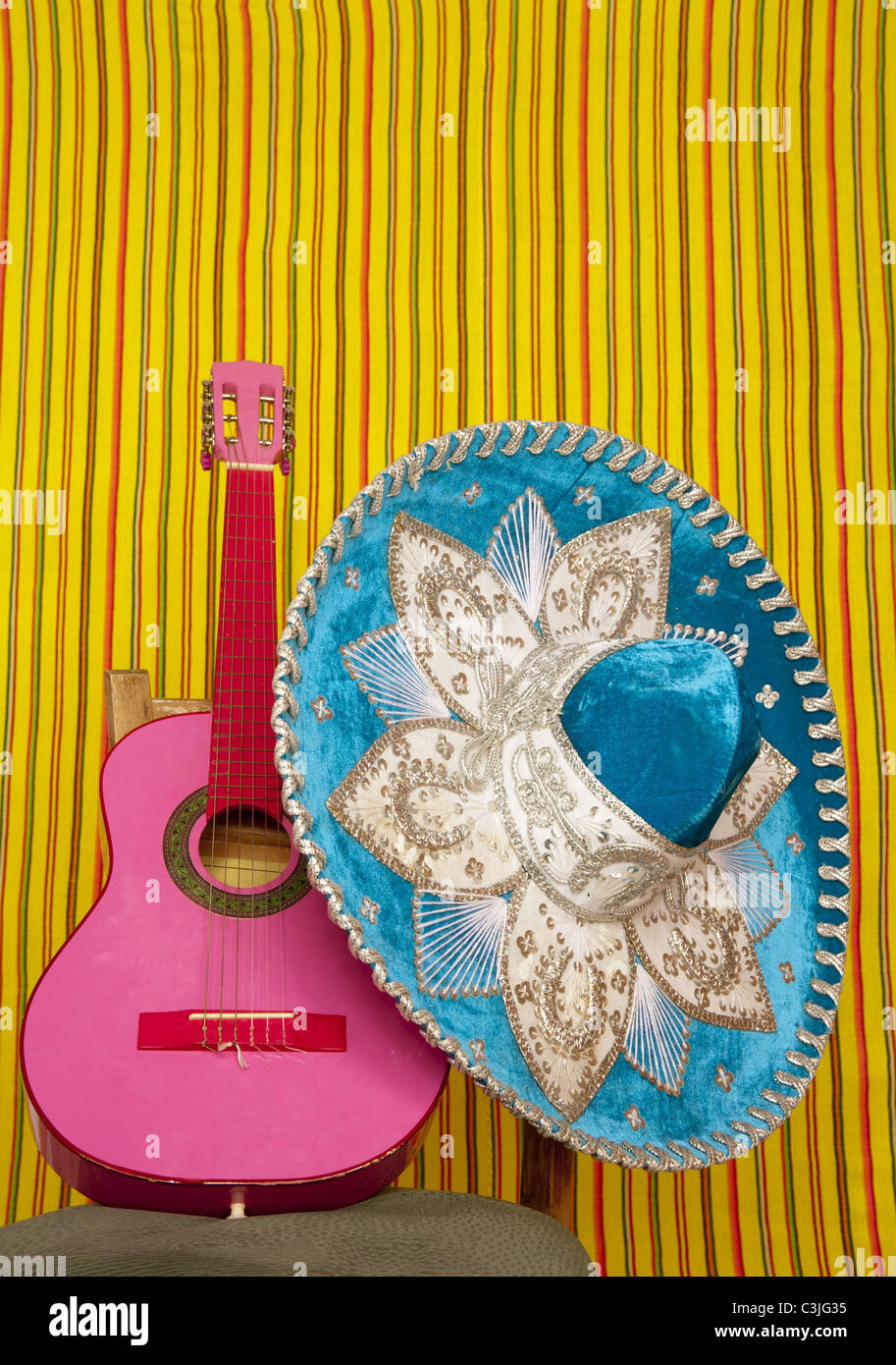 Broderie mariachi Mexican Hat pink guitare en fond rayé Banque D'Images