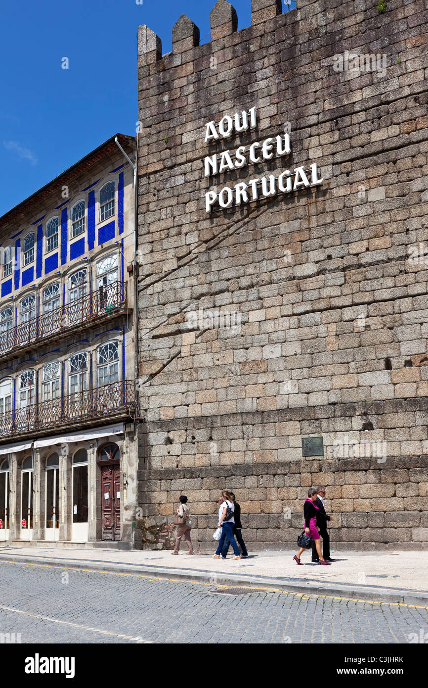 Le célèbre château de Guimaraes mur avec l'inscription 'Aqui Nasceu Portugal' (le Portugal est né ici). Guimaraes, Portugal. Banque D'Images