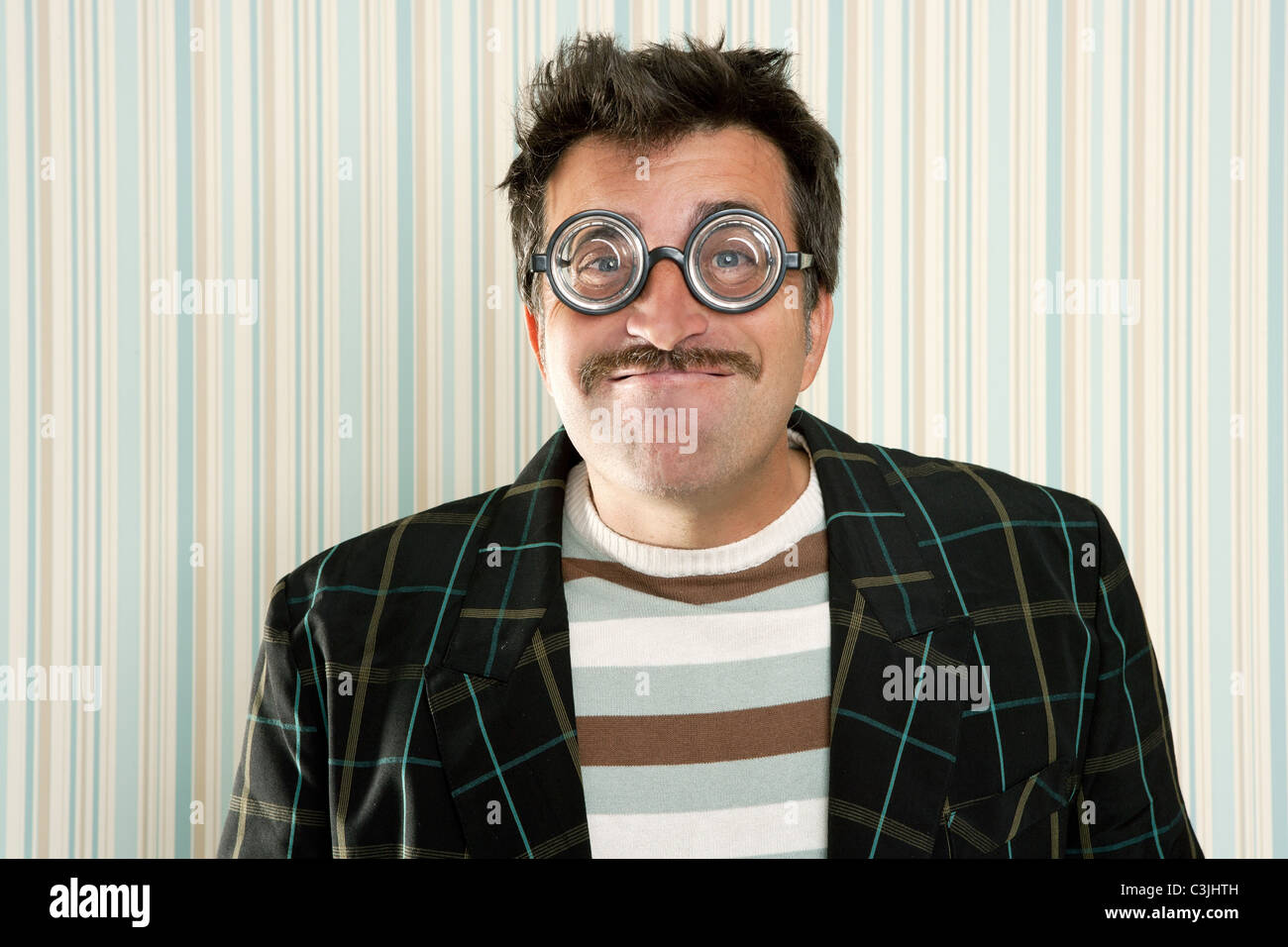 Crazy silly nerd lunettes myope homme drôle moustache geste ringard retro  Photo Stock - Alamy