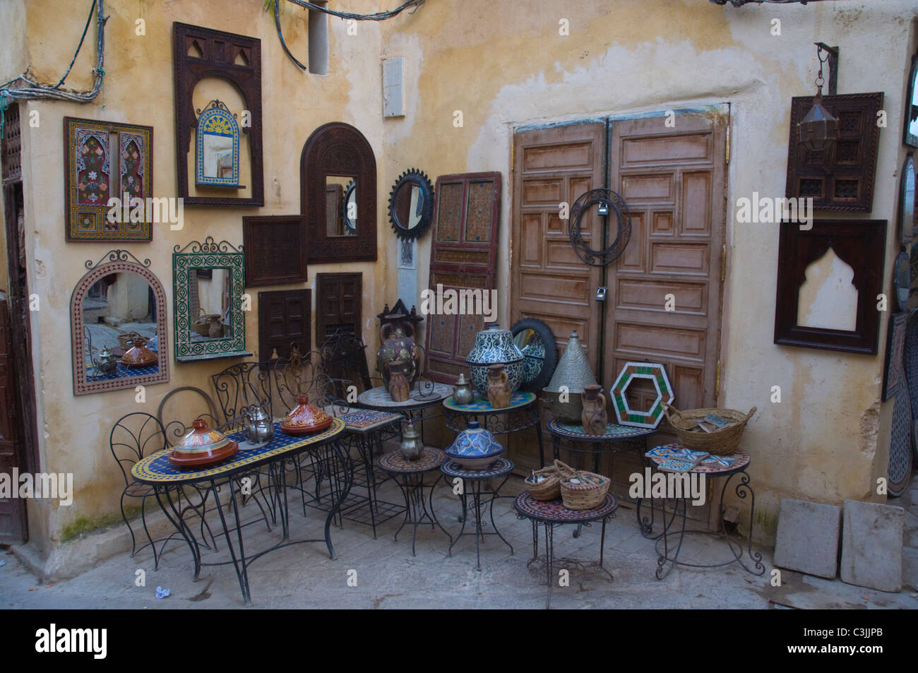 Boutique de souvenirs à près de Bab Bou Jeloud marché gate (Medina Fès el-Bali) vieille ville du nord de l'Afrique Maroc Fès Banque D'Images