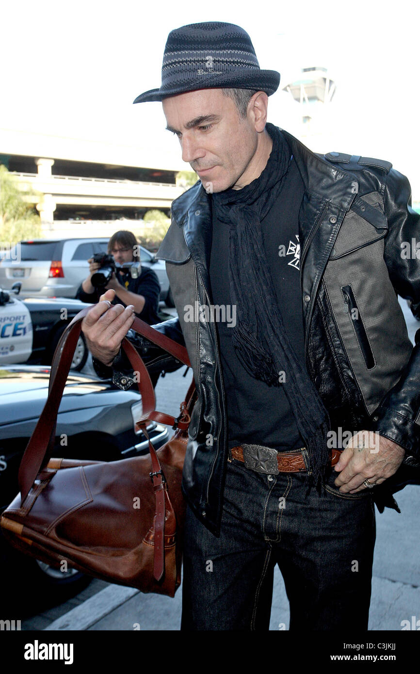 Daniel Day-Lewis arrivant à l'aéroport de LAX, tout en portant un chapeau Ben  Sherman Los Angeles, Californie - 18.11.09 Michael Wright Photo Stock -  Alamy