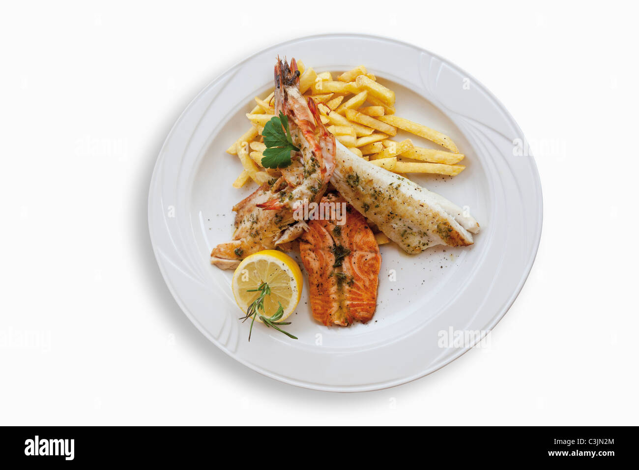 Plateau de poisson avec filet de sandre, filet de saumon, filet de loup de mer, langoustines et frites dans la plaque Banque D'Images