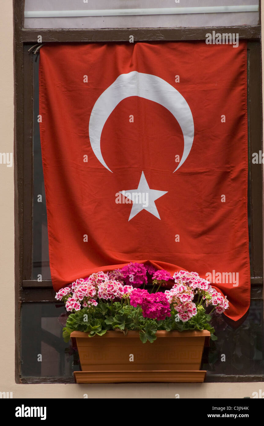 Drapeau turc avec des fleurs Istanbul Banque D'Images