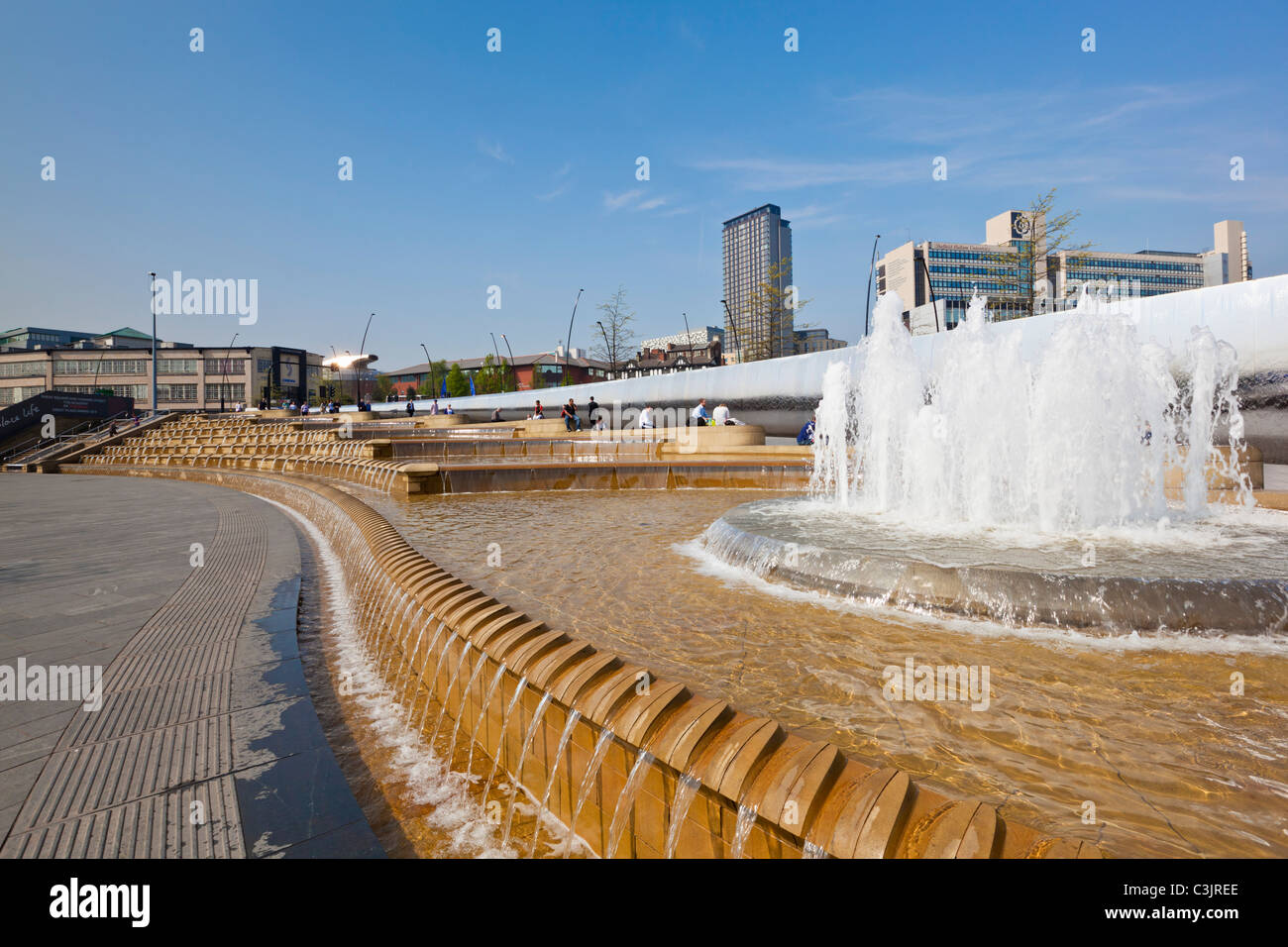L'avant-garde Fontaine en gerbe place à l'extérieur de la gare de Sheffield South Yorkshire Angleterre GO UK EU Europe Banque D'Images