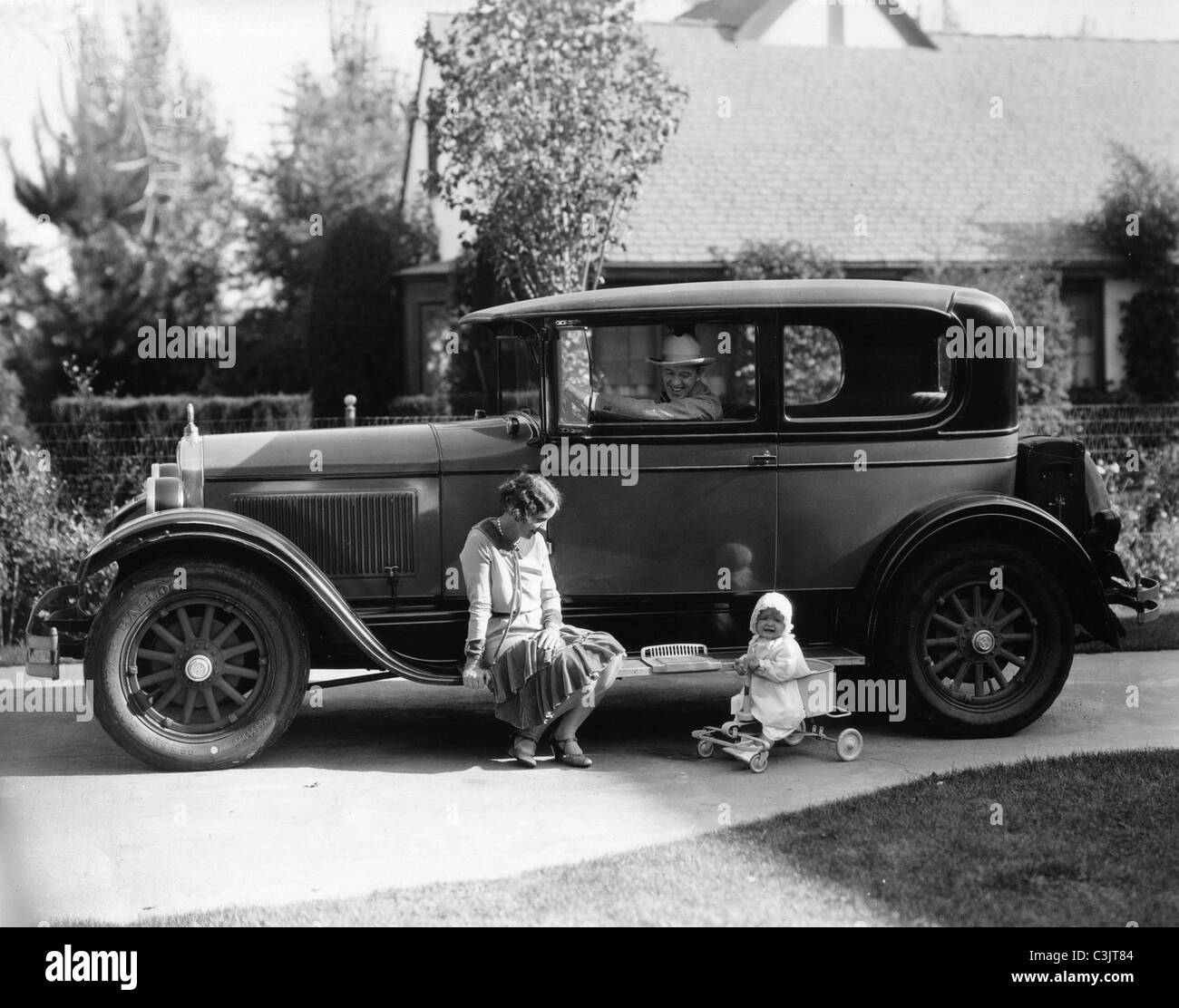 Stan Laurel dans son 1927 Hupmobile. fille Lois et épouse également appelé Lois sur l'exécution d'office. Banque D'Images