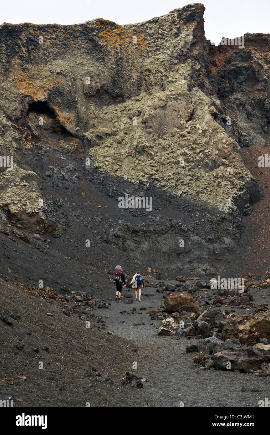 dh MONTANA CUERVO LANZAROTE à l'intérieur du volcan montagne touriste famille marche personnes randonnée touristes vacances Banque D'Images
