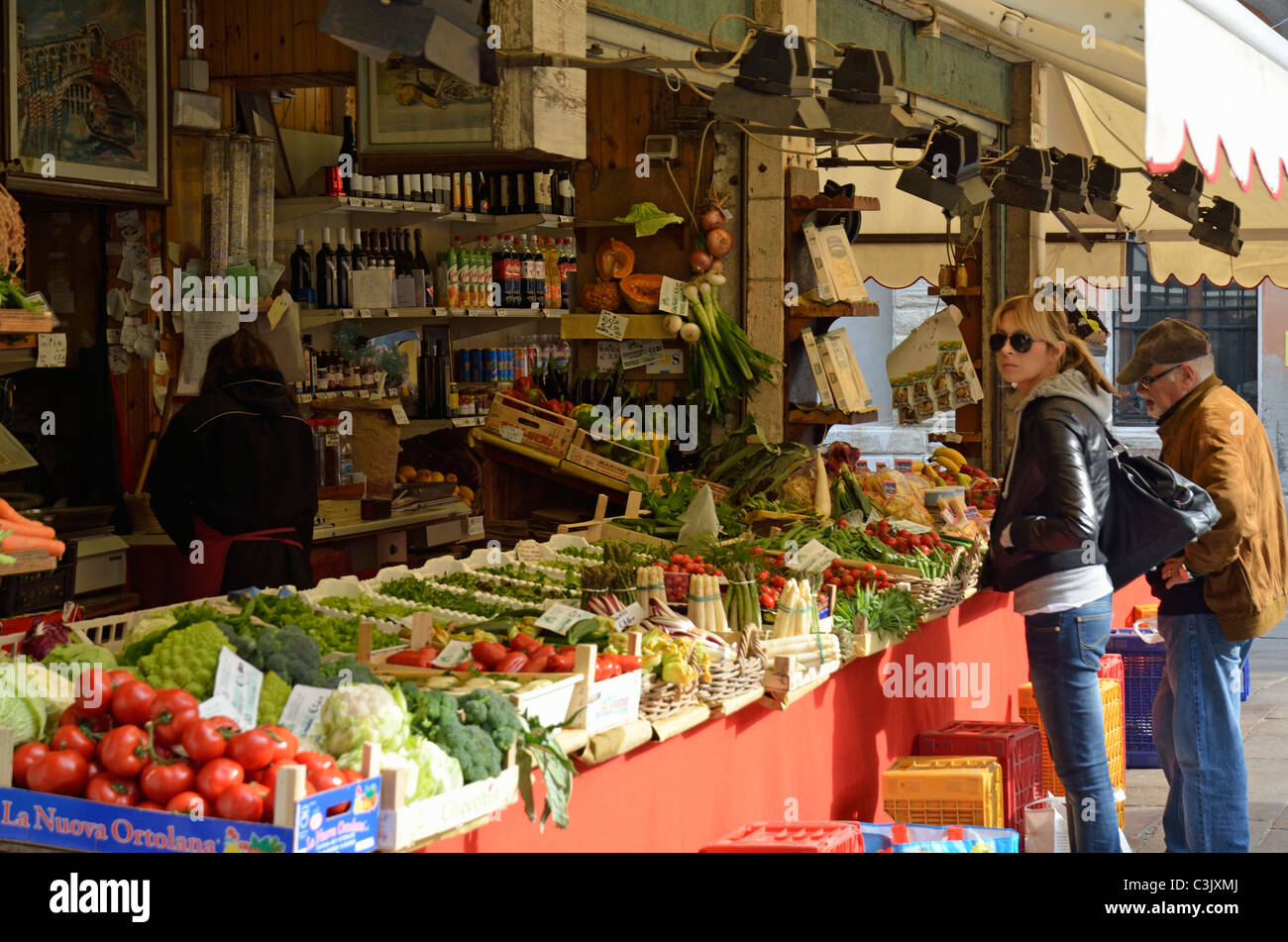 Femme et homme mûr d'acheter des légumes au marché du Rialto, Venise, Italie Banque D'Images
