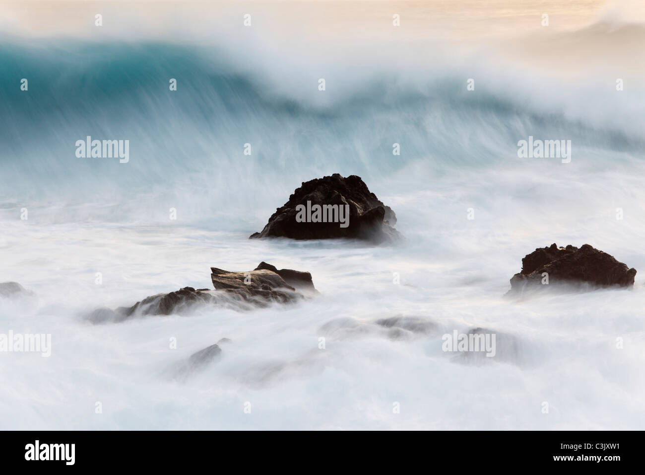 Espagne, Canaries, La Gomera, La Playa, voir des vagues de la mer Banque D'Images