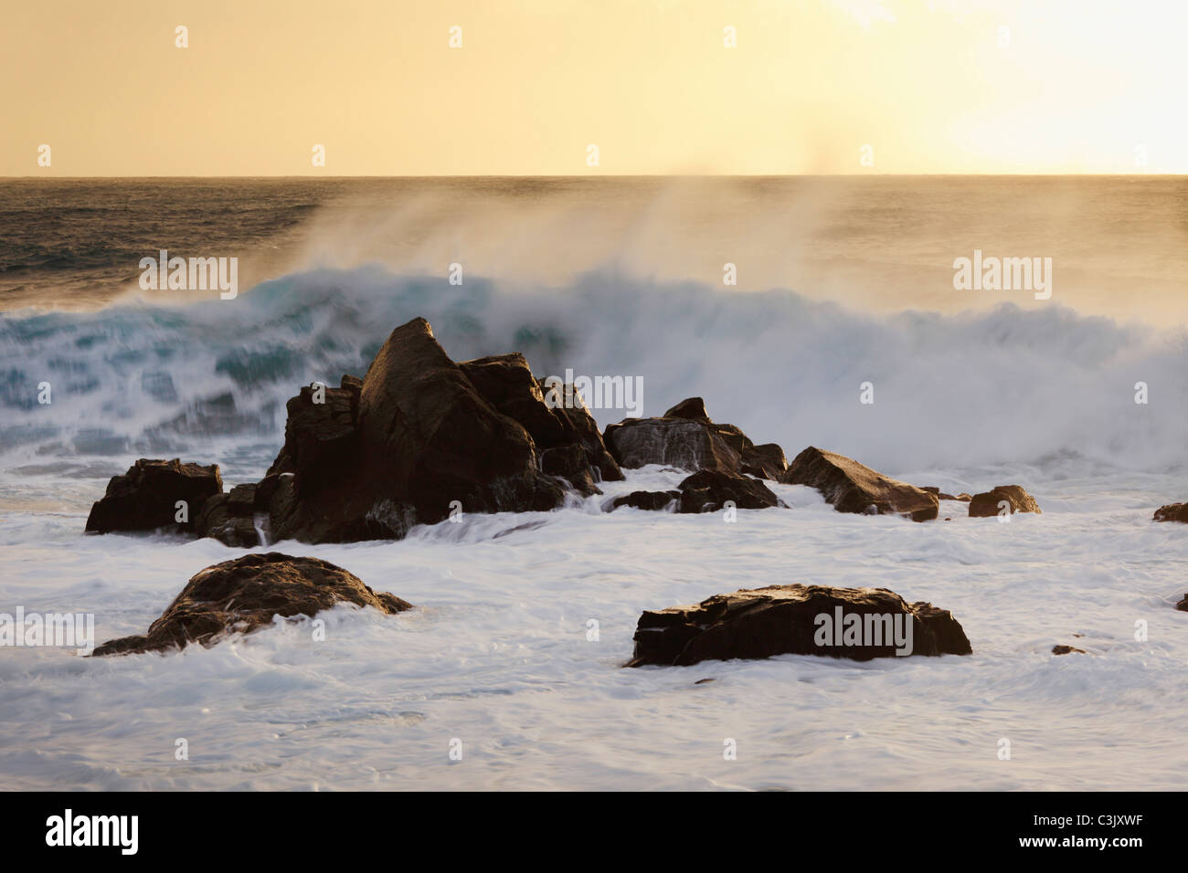 Espagne, Canaries, La Gomera, La Playa, voir des vagues de la mer au crépuscule Banque D'Images