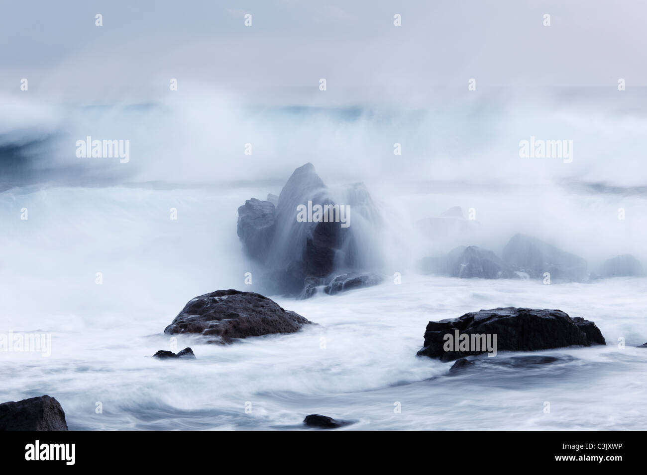 Espagne, Canaries, La Gomera, La Playa, voir des vagues de la mer Banque D'Images