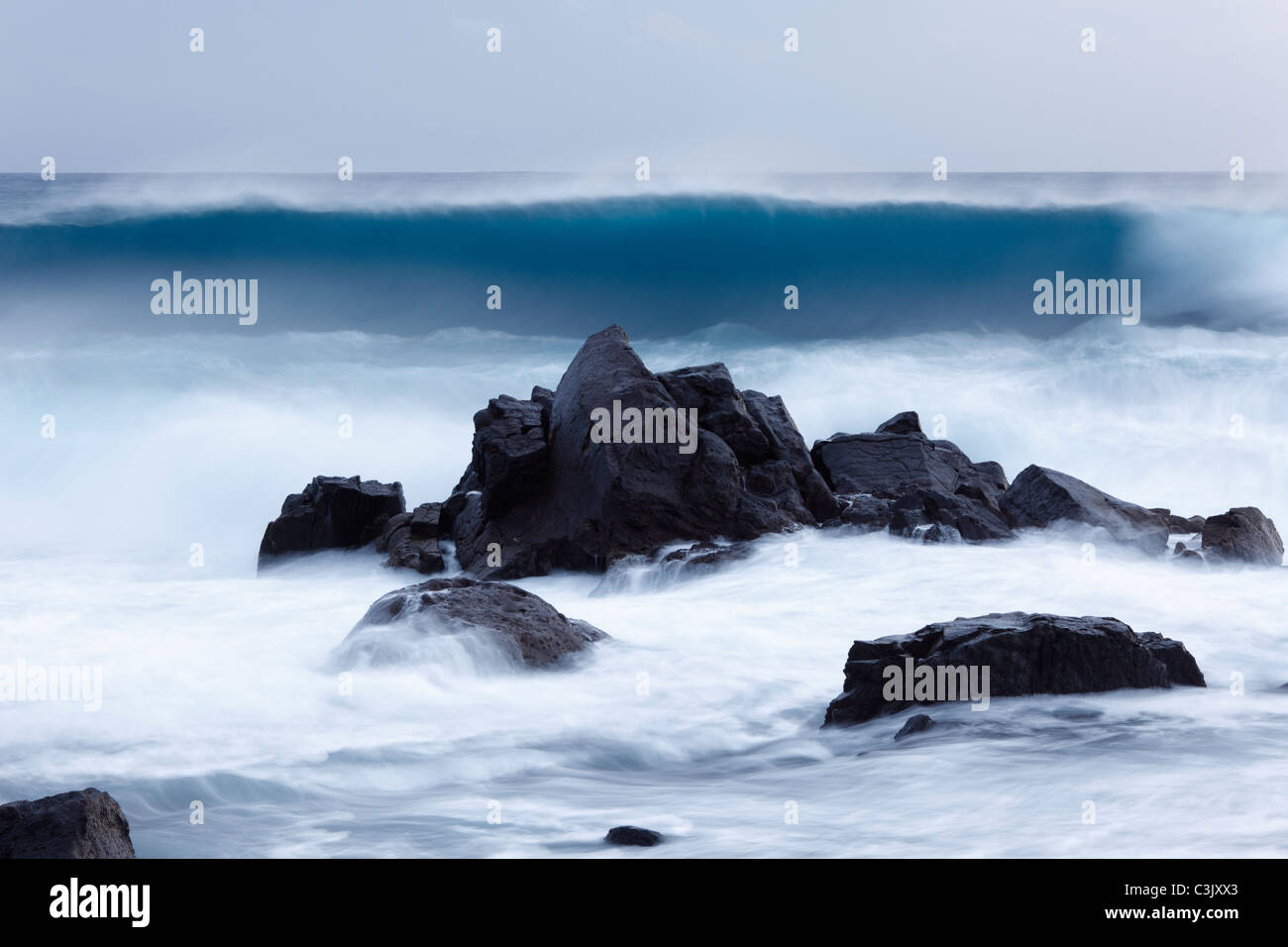 Espagne, Canaries, La Gomera, La Playa, voir des vagues de la mer Banque D'Images