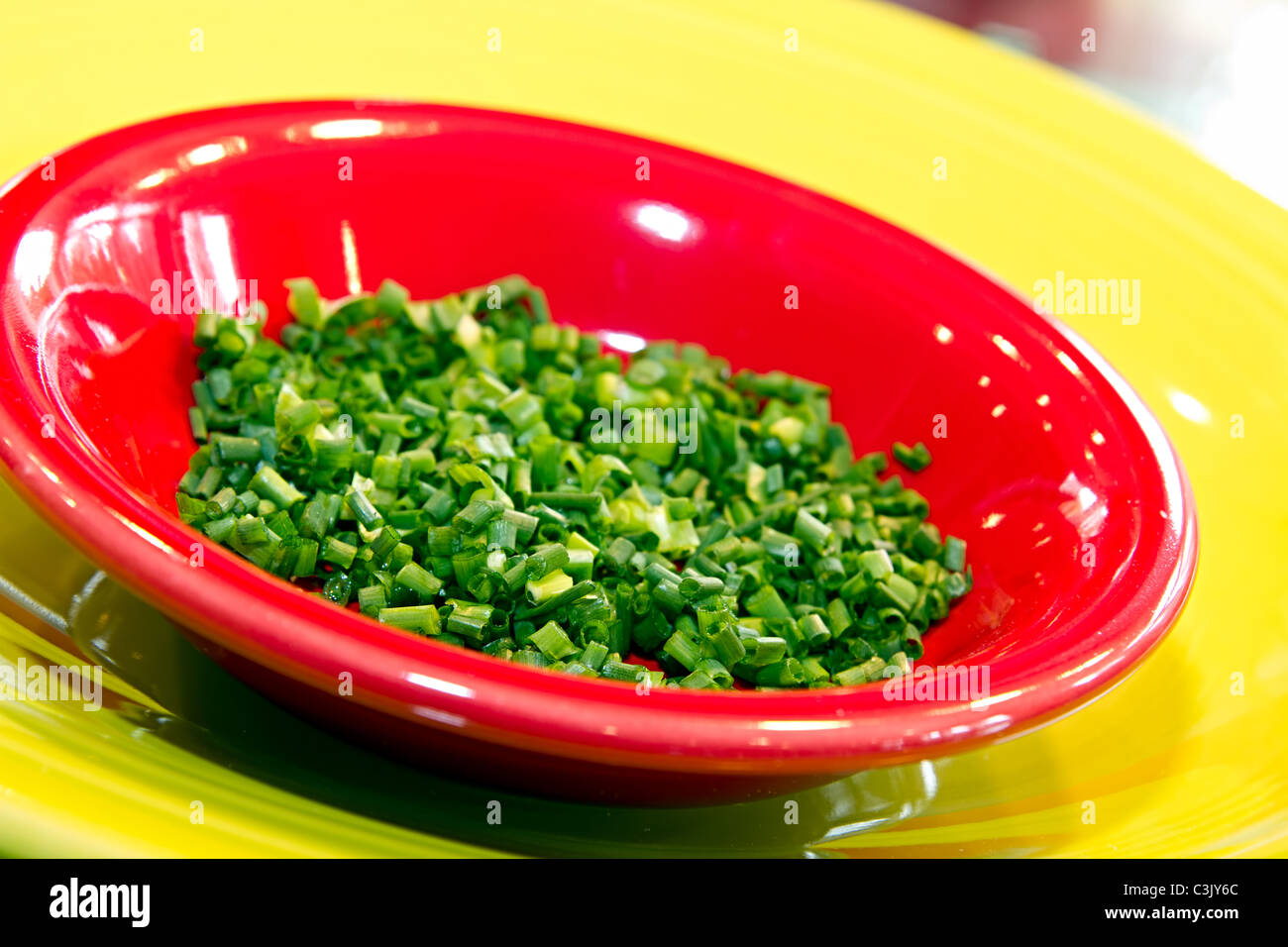 L'ail oignon vert haché bio ciboulette pour les pommes de terre cuites au four Banque D'Images
