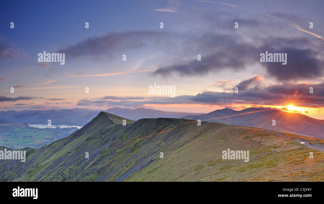 Magnifique coucher de soleil sur Blencathra dans le Lake District, avec Skiddaw dans l'arrière-plan Banque D'Images