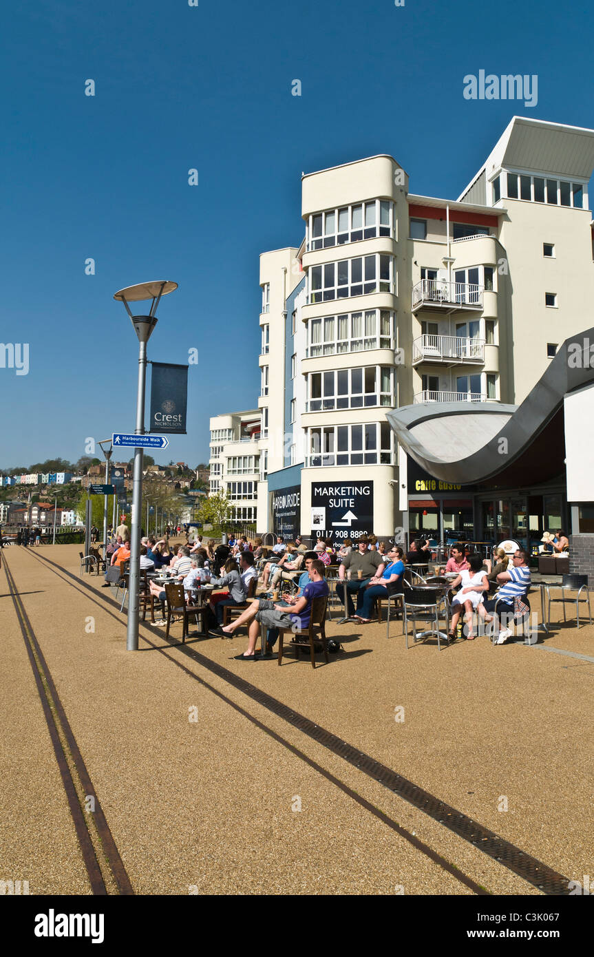 dh Harborside al fresco docks FLOTTANT HARBOR BRISTOL personnes assis café en plein air détente dîner en plein air au bord de l'angleterre ancrer Banque D'Images