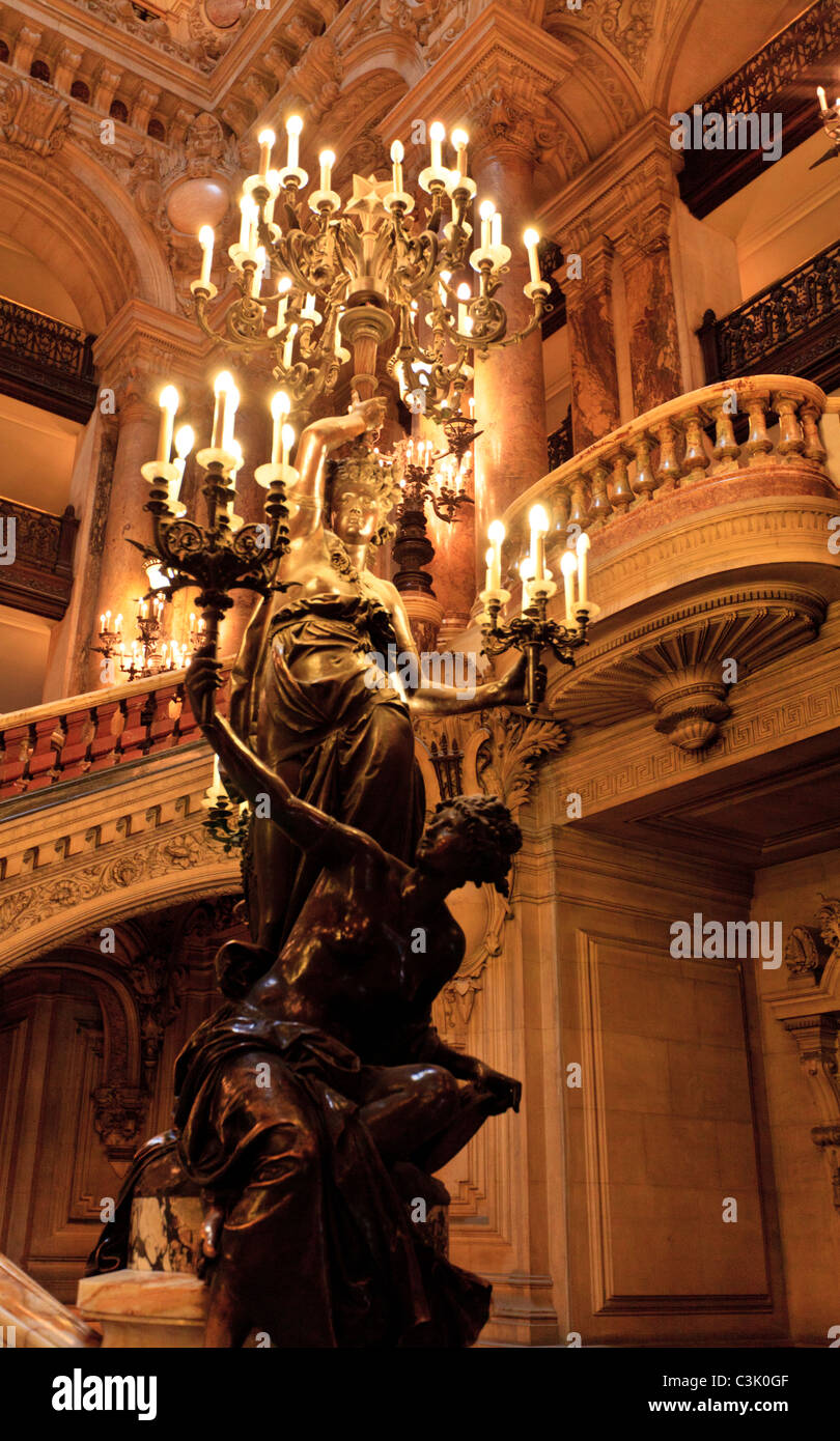 Une sculpture légère à l'Opéra Garnier, Paris, France Photo Stock - Alamy