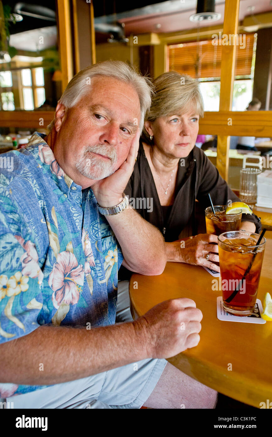 Un couple d'âge moyen semblait indifférent à l'ensemble plus de thés ensemble dans un Long Beach, CA, restaurant. MODEL Banque D'Images
