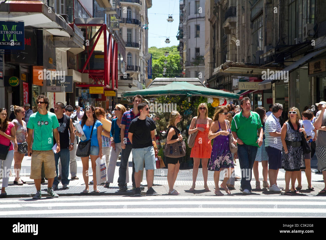 Pedestians sur Florida street dans le quartier Retiro de Buenos Aires, Argentine. Banque D'Images