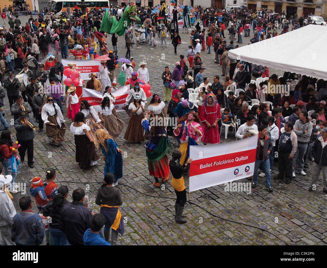 À Quito en Équateur et des groupes de danse folklorique traditionnelle parade dans la Plaza San Francisco à Mardi Gras Carnival en Mars Banque D'Images