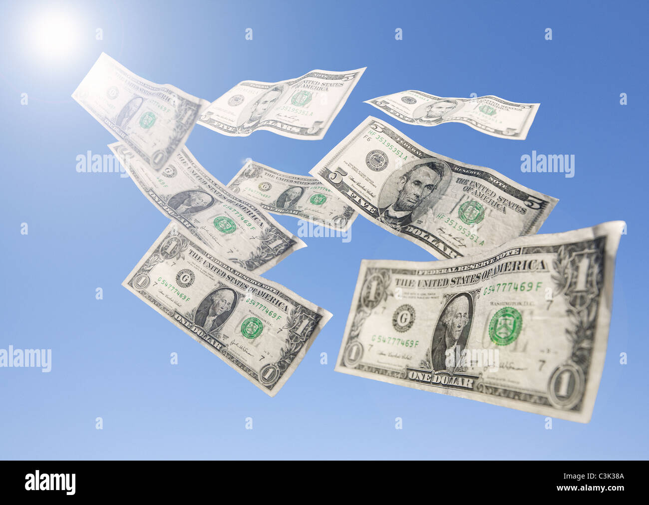 Billets d'un dollar qui flotte dans le ciel bleu Banque D'Images