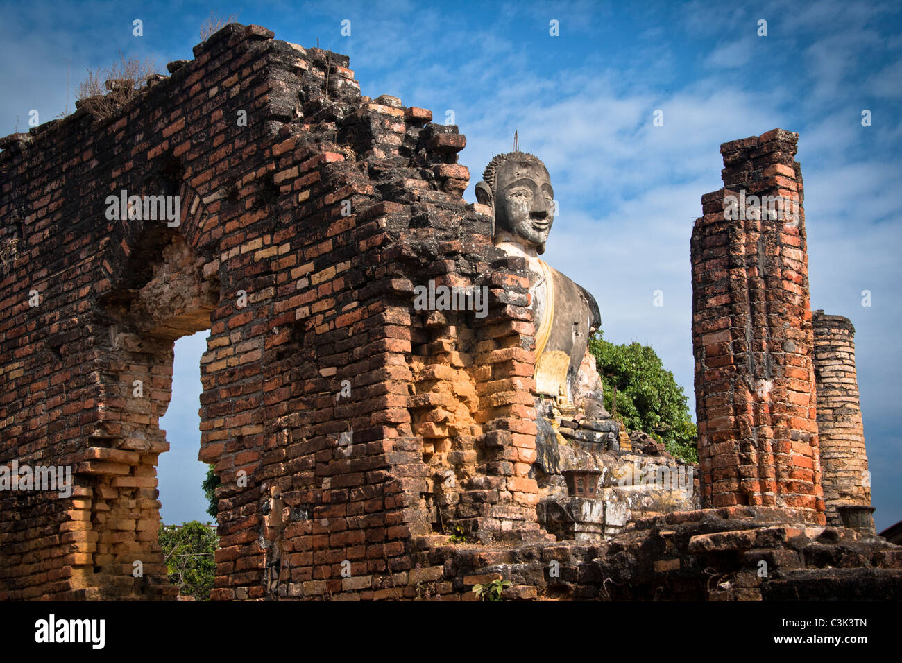 Ruines du Wat Piawat sont tout ce qui reste de ce qui a été construit en 1564 et bombardée dans les années 1960 Banque D'Images
