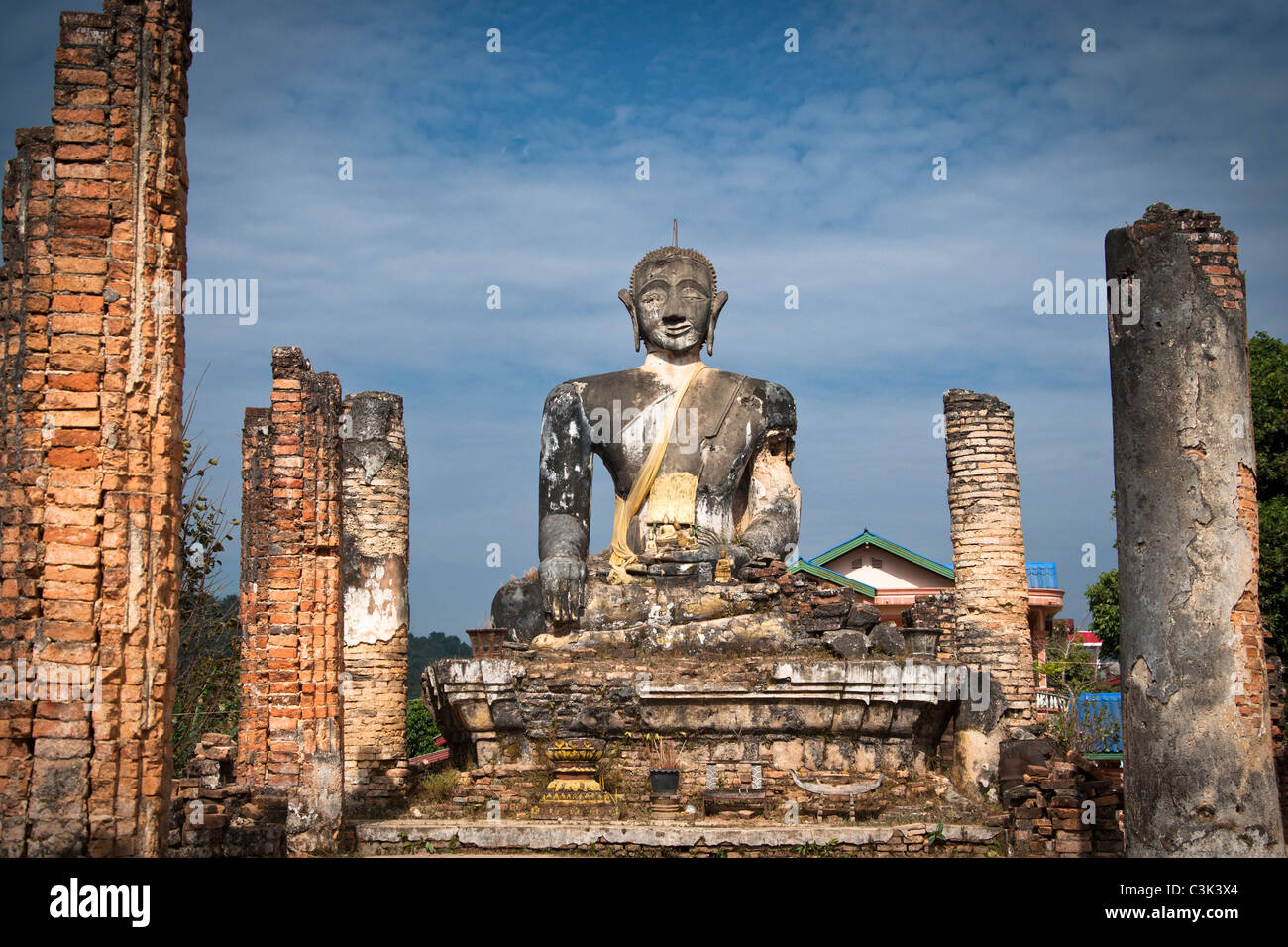 Ruines du Wat Piawat sont tout ce qui reste de ce qui a été construit en 1564 et bombardée dans les années 1960 Banque D'Images