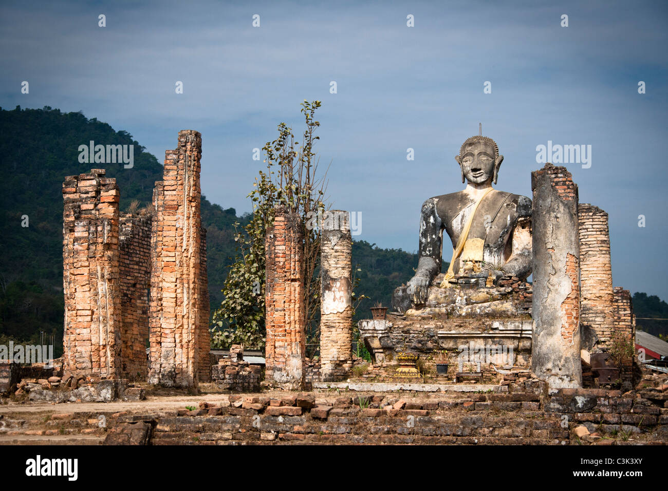 Ruines du Wat Piawat sont tout ce qui reste de ce qui a été construit en 1564 et bombardée dans les années 1960 Banque D'Images