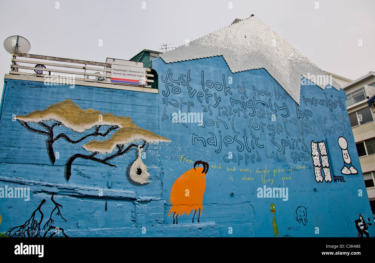 Graffiti sur le côté du bâtiment à Reykjavik, Islande Banque D'Images