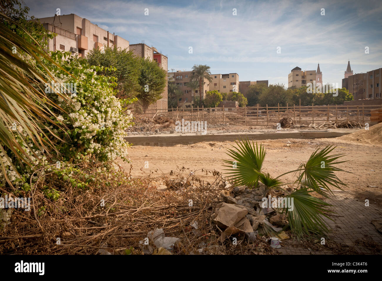 Travaux de rénovation et de modernisation en cours sur la Corniche El Nil à Louxor Egypte Banque D'Images