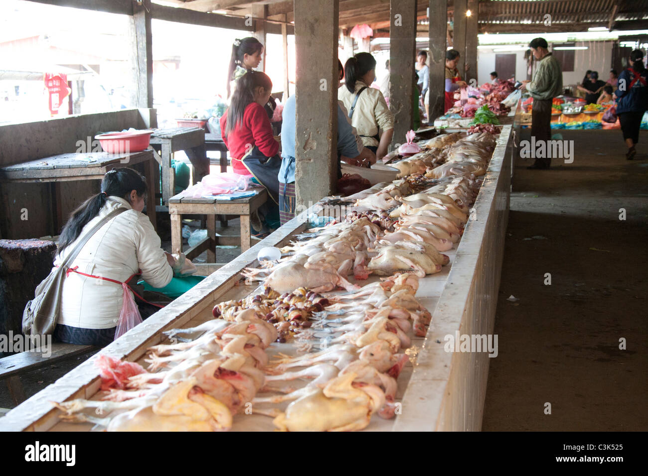 Les vendeurs de viande au marché, Phonsavan, Laos Banque D'Images