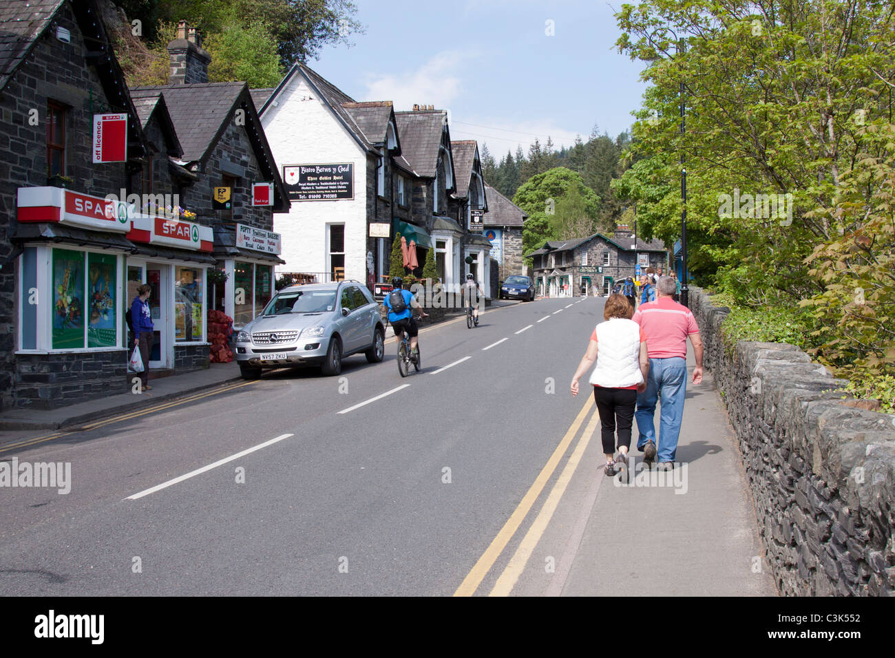 Village de Snowdonia Betws y Coed Gwynedd au nord du Pays de Galles UK avec des gens qui marchent Banque D'Images