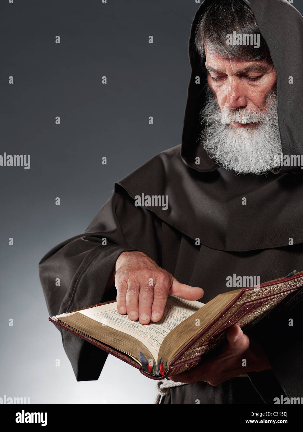 Monk lire la bible Banque D'Images